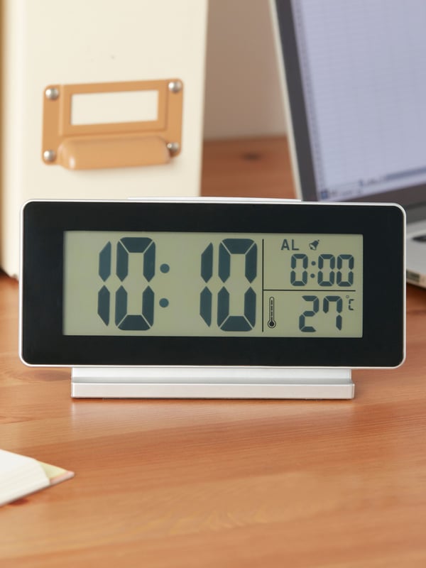 Eine schwarze FILMIS Digitaluhr mit Thermometer und Alarmfunktion.