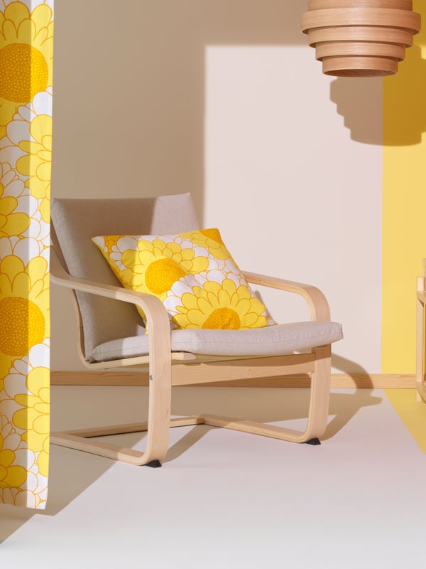En POÄNG fåtölj med låg rygg i naturfärg/beige/Katorp naturfärg/beige i vardagsrummet