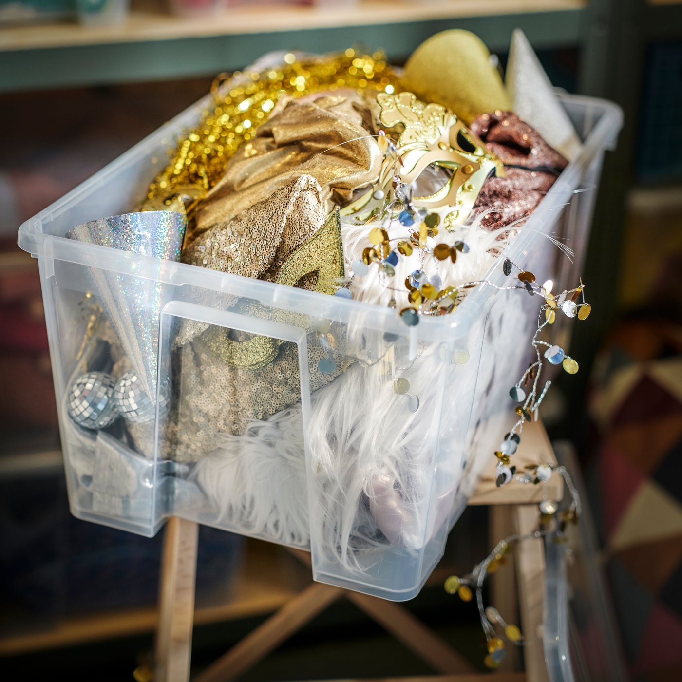 A transparent SAMLA box with lid