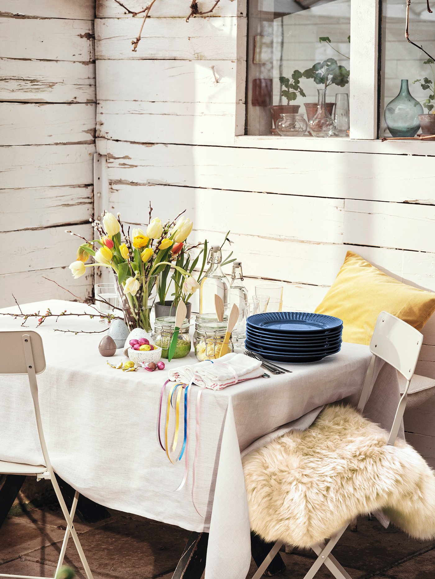 En vårig påskdukning med blommor på bordet.