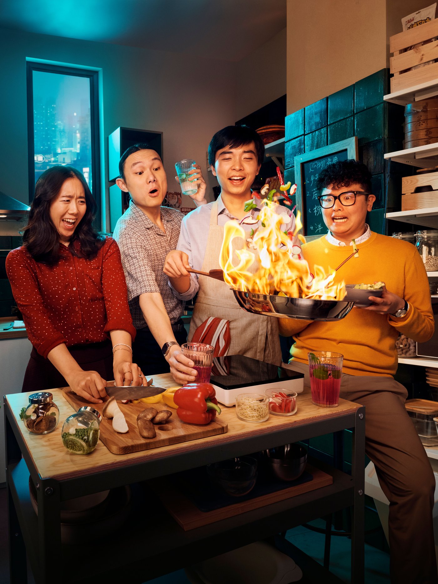 조명 두 개가 켜진 주방에 다양한 IKEA 제품이 채워진 모습.