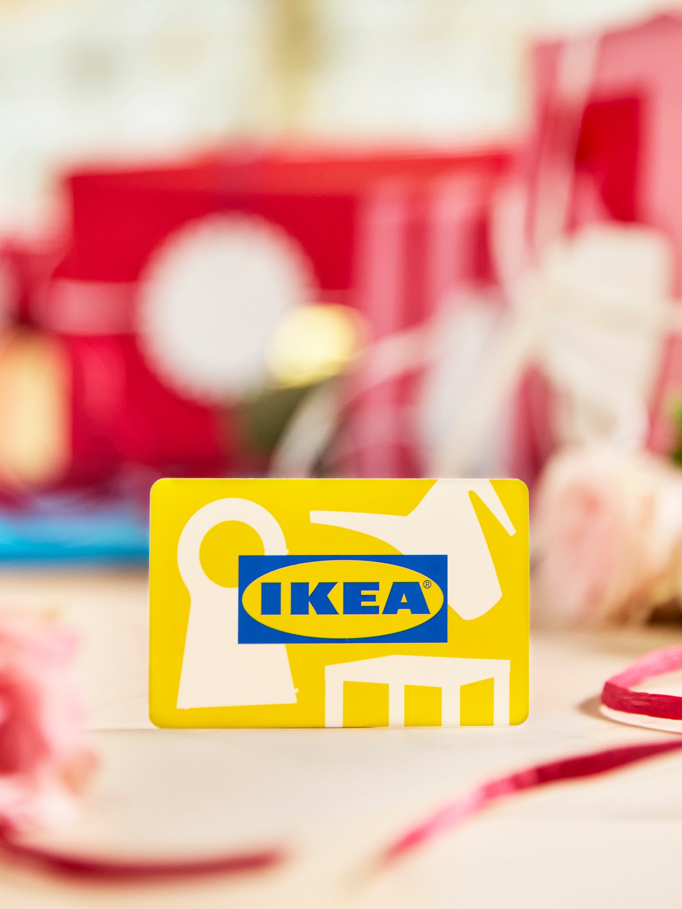 IKEA digitale cadeabon op een tafel met versiering op de achtergrond