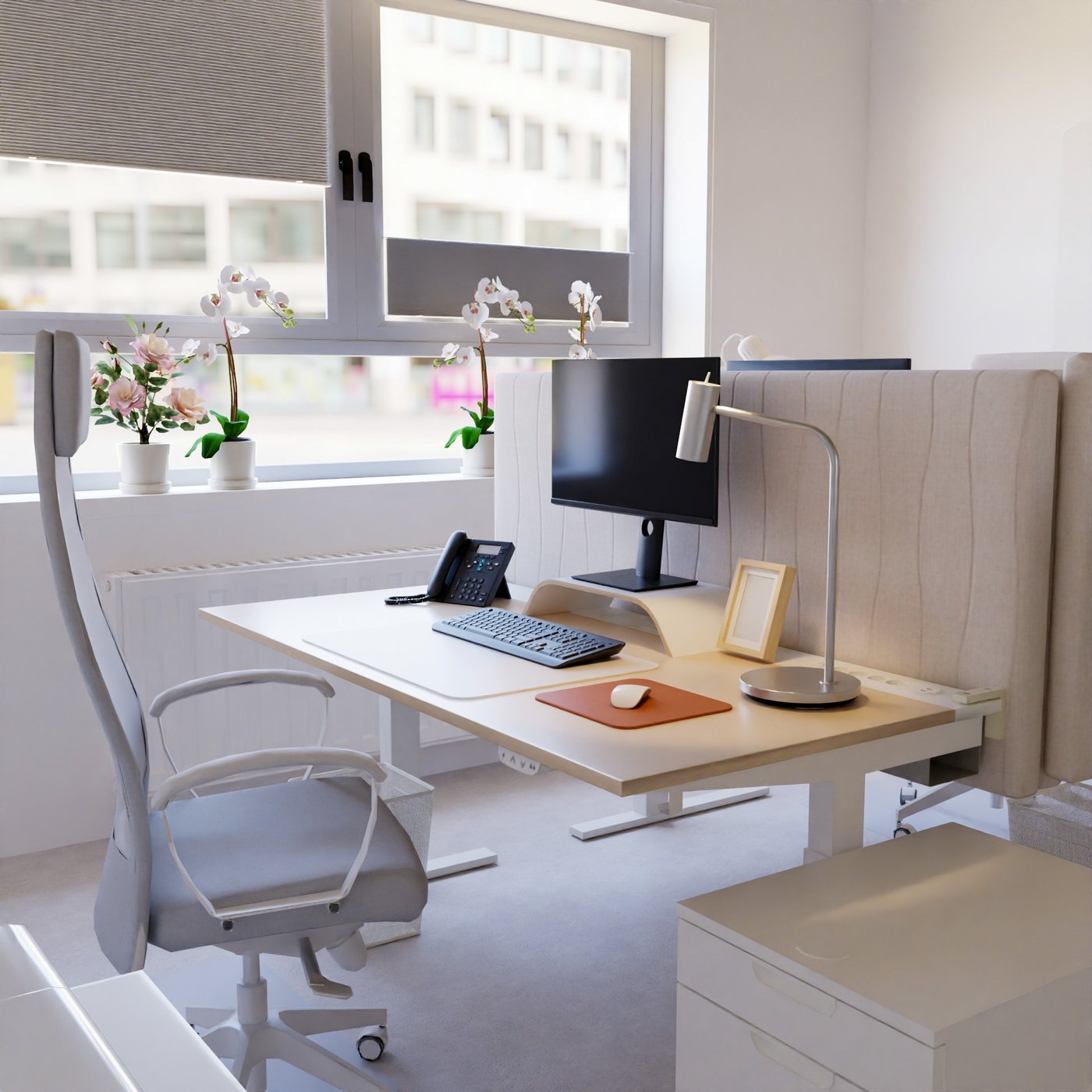 Teil eines Büros. Blick auf einen Schreibtisch mit Computer und dekorativen Gegenständen. Dahinter ein Bürostuhl, davor ein Sichtschutz zum gegenüberliegenden Schreibtisch. Rechts neben dem Schreibtisch ein Fenster mit Blumen auf der Fensterbank. Rechts neben dem Schreibtisch ein Rollcontainer.