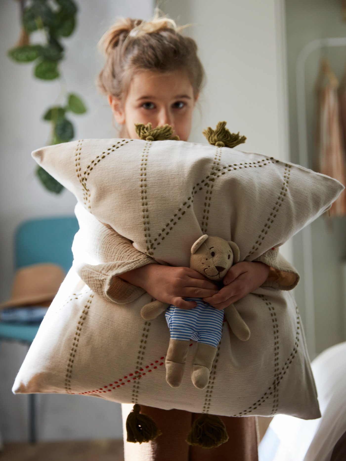 A beige FABLER BJÖRN soft toy in the childrens room