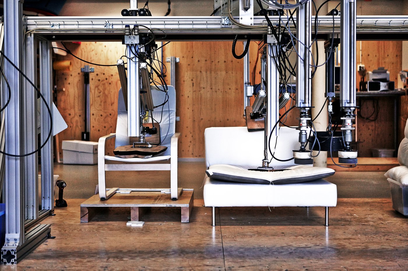 IKEA-tuotteita testataan testirobotilla.