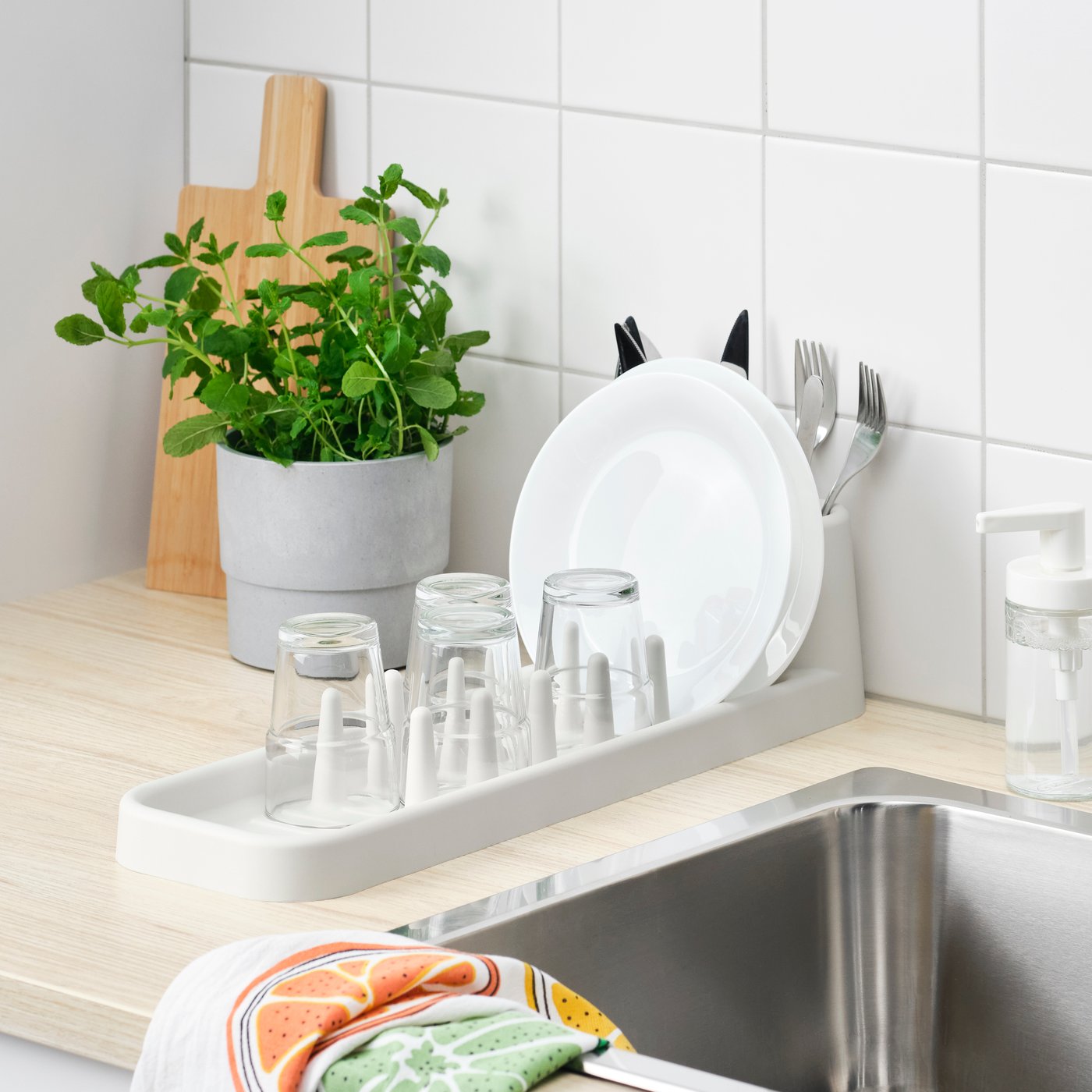An off-white STÄMLING dish drainer in the kitchen