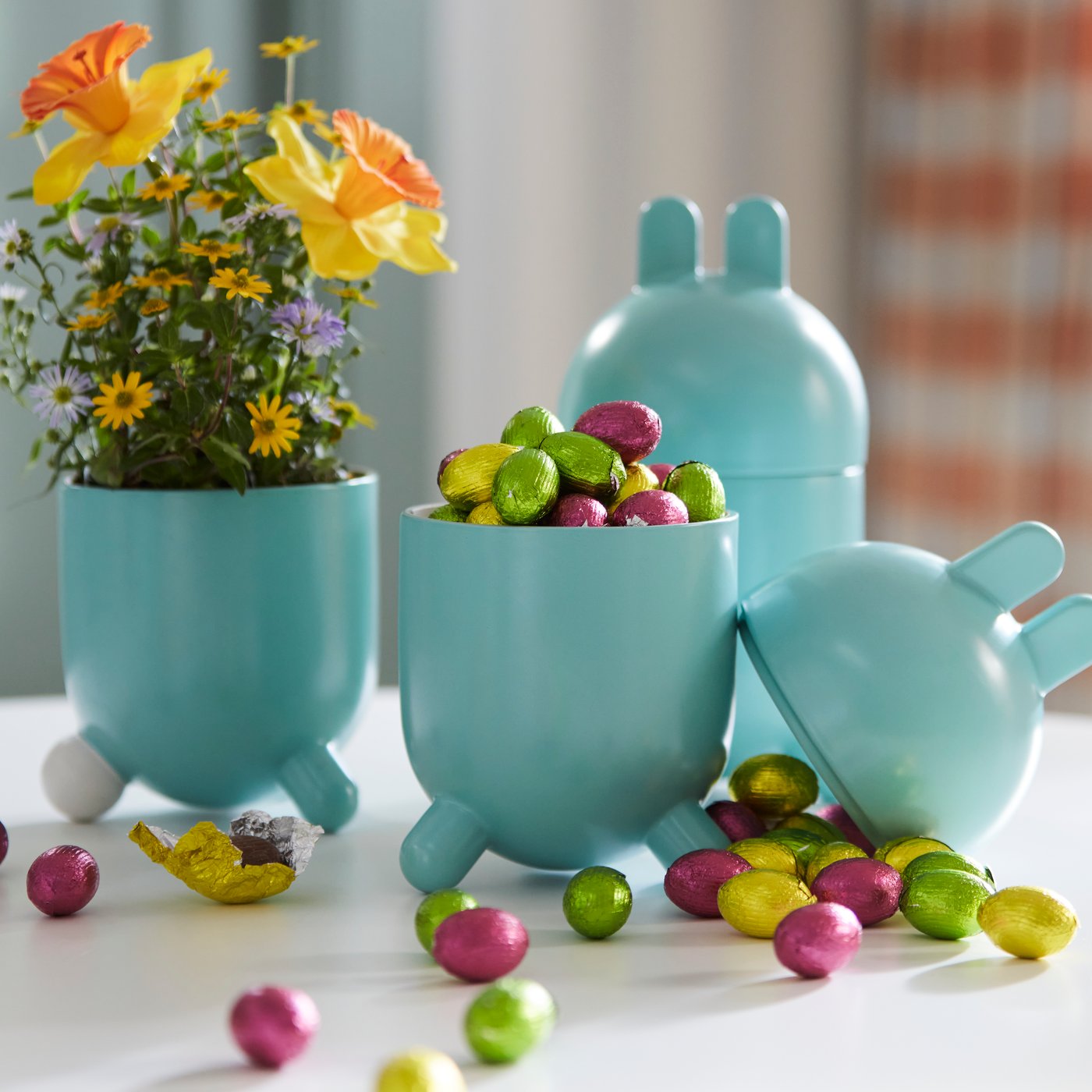 A turquoise TJÄRLEK bowl with lid