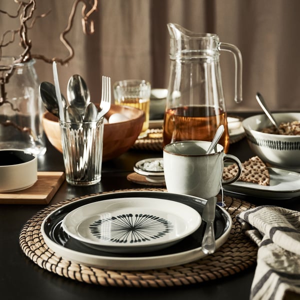 Lepa miza z različnimi izdelki IKEA