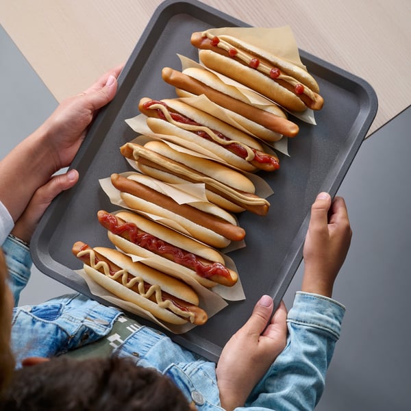 IKEA hot-dogs op een dienblad