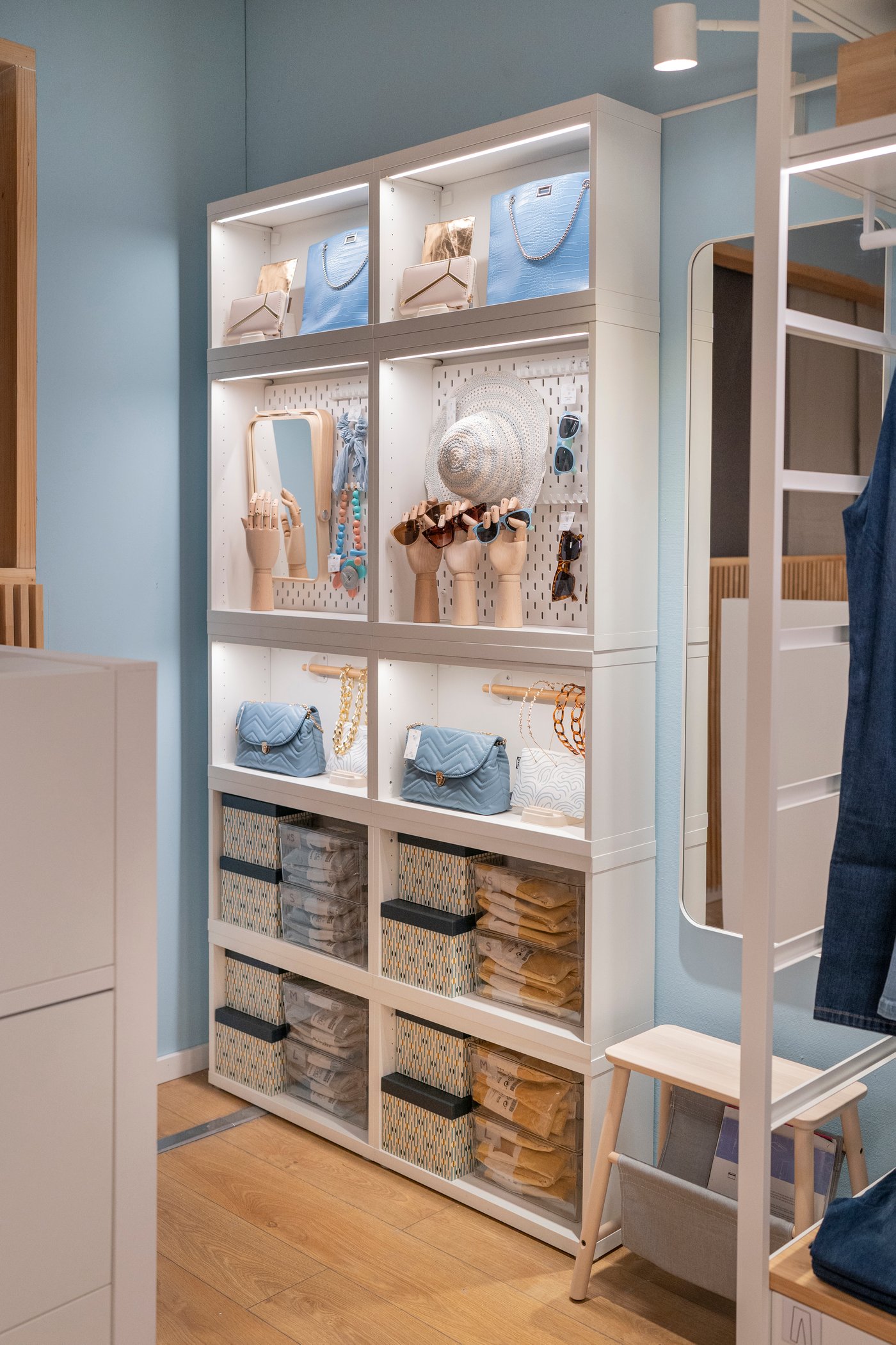 Composizione di mobili BESTÅ bianchi.