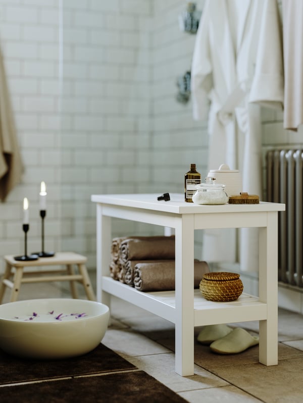 A light grey/beige VINARN bath towel