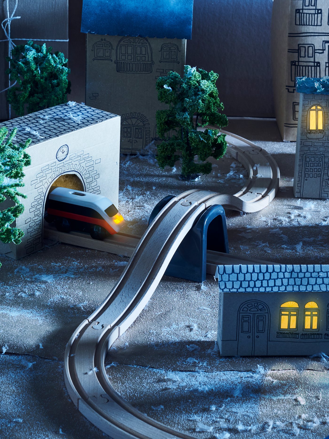  LILLABO-junaratasetti hämärästi valaistussa talvimaisemassa.