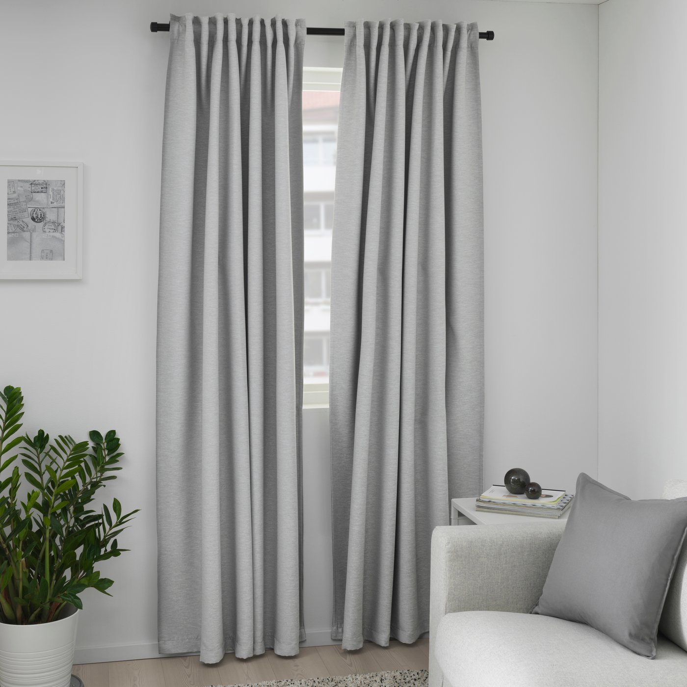 Des rideaux occultants VILBORG gris avec bande de tête, 1 paire dans le salon.