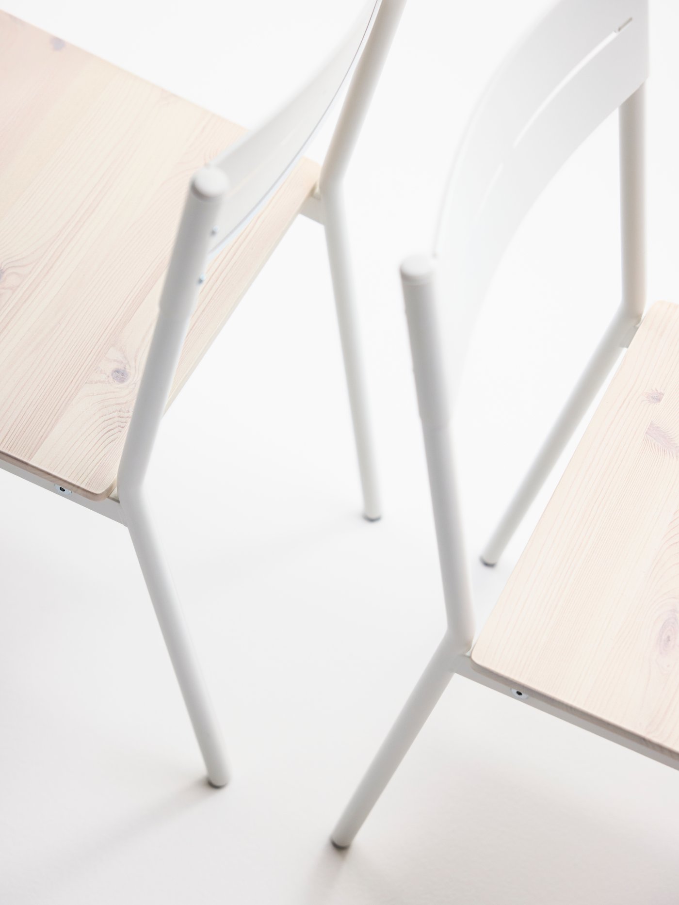 A white/pine BUSLÄTT chair