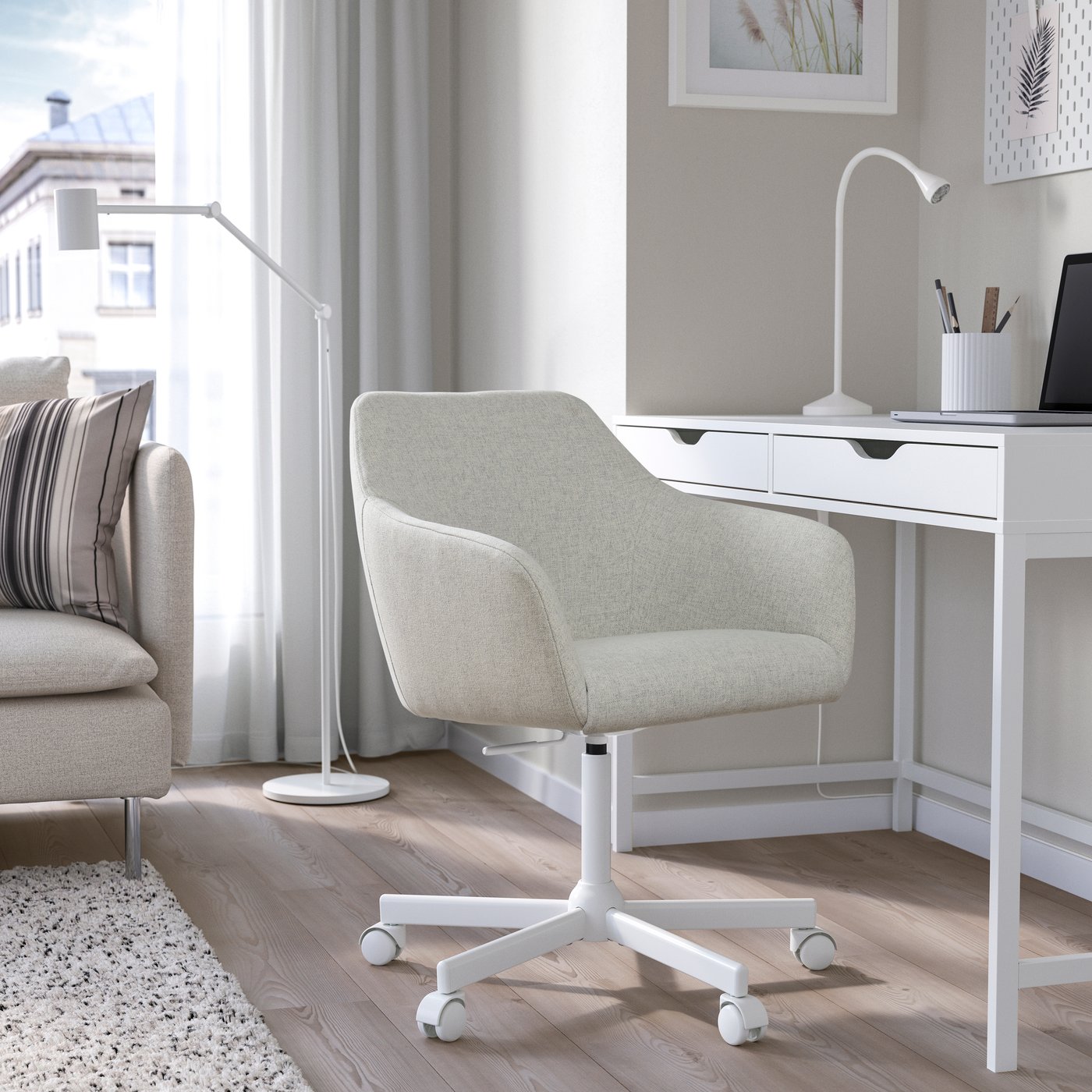 A Gunnared beix/white MALSKÄR swivel chair