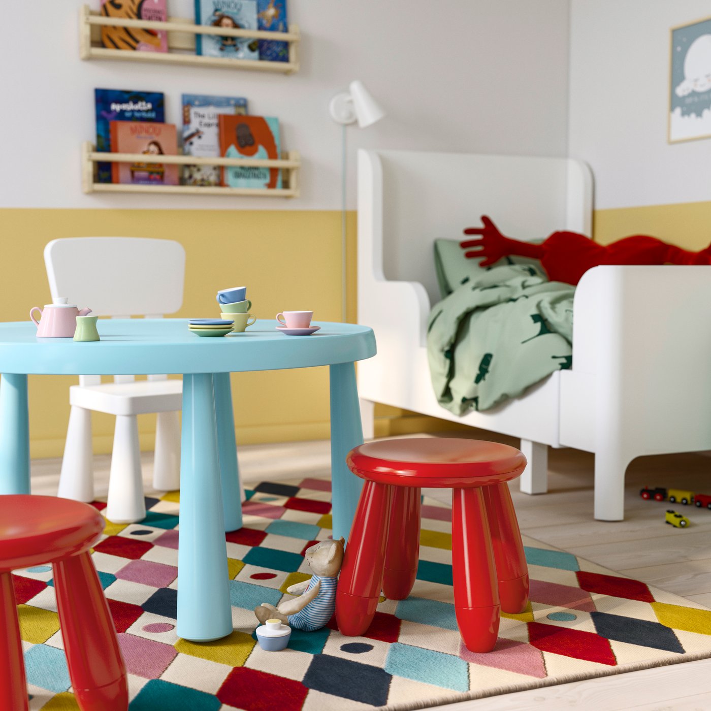 An in/outdoor/red MAMMUT children's stool