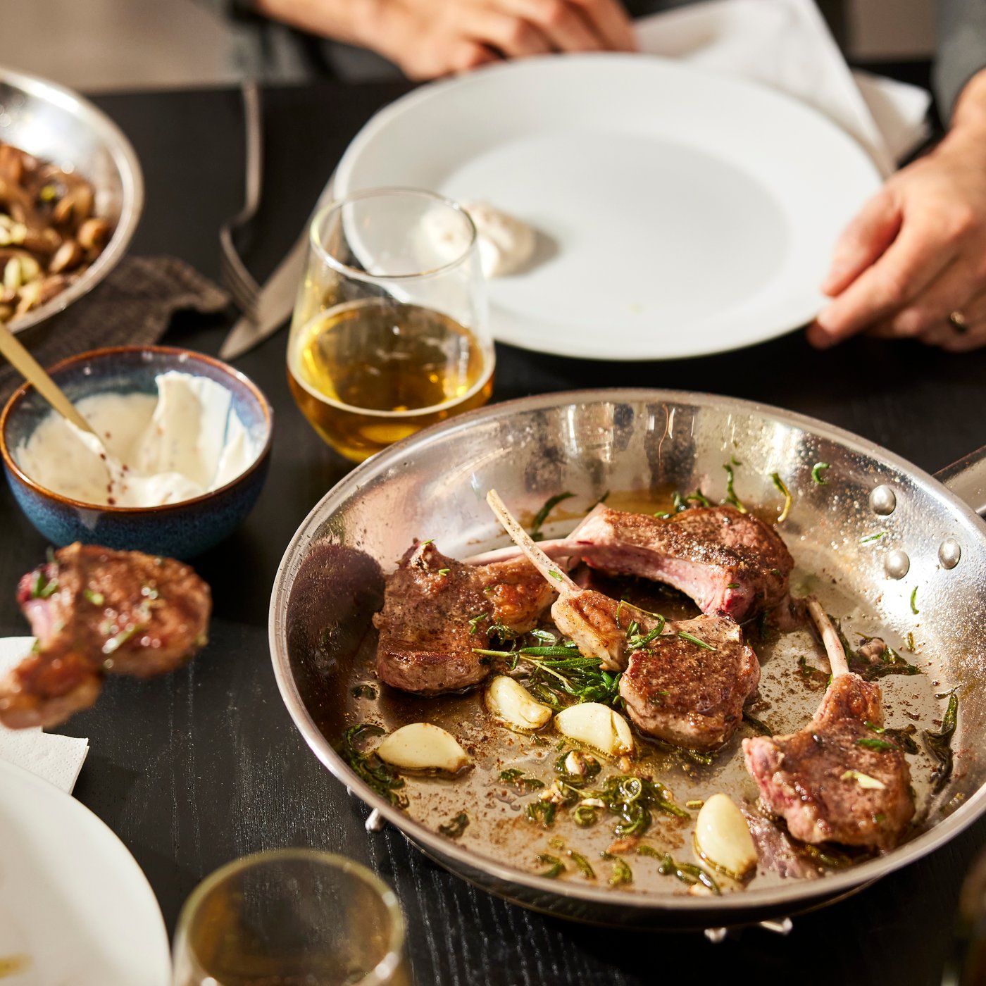 En IKEA 365+ stekepanne i rustfritt stål.