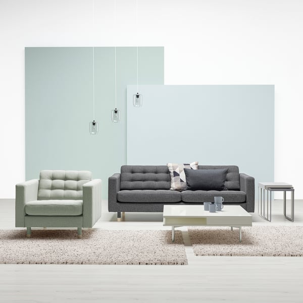An anthracite HILLARED cushion cover in the living room
