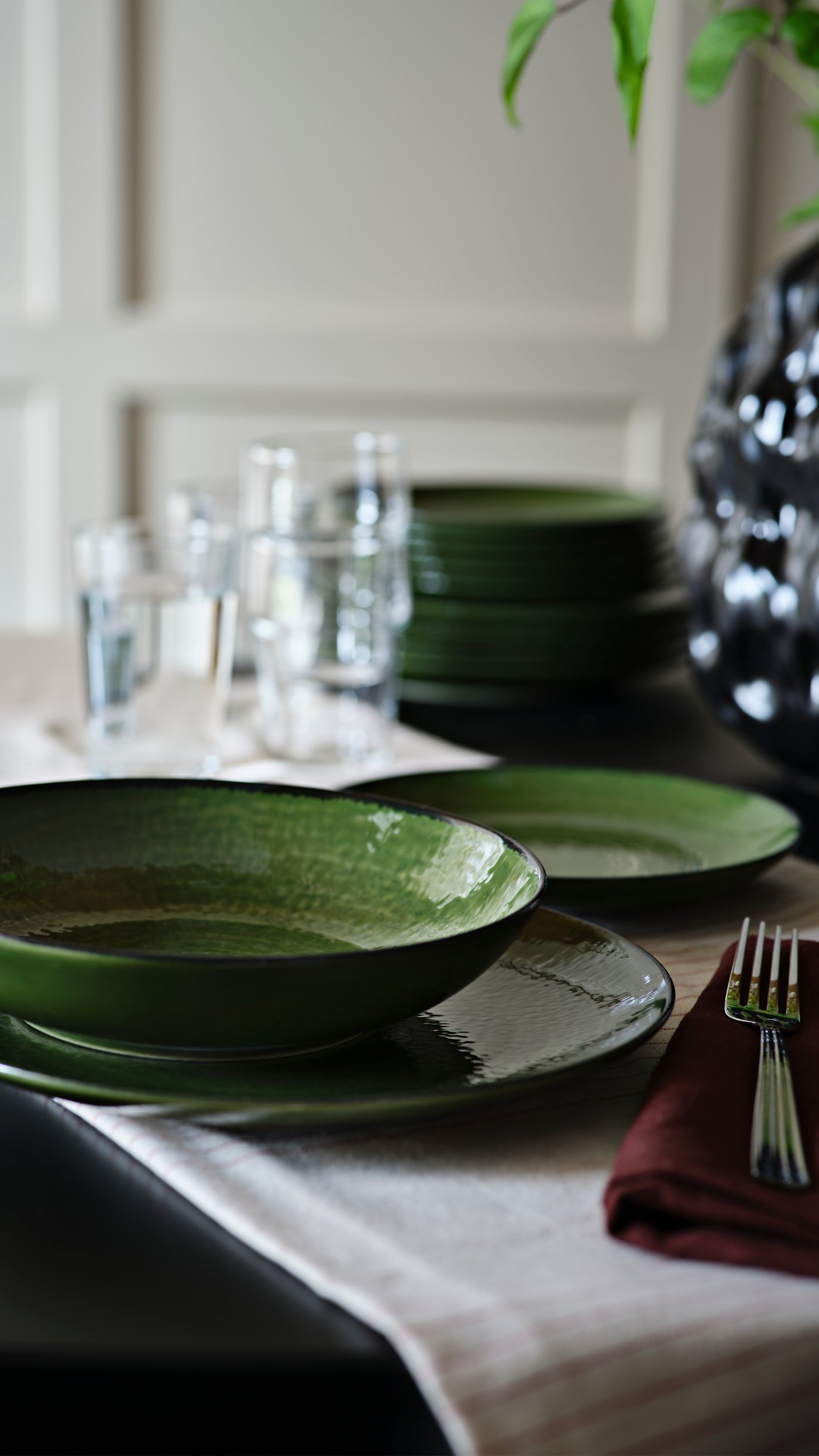 Ein grüner PELARKAKTUS-Teller im Esszimmer