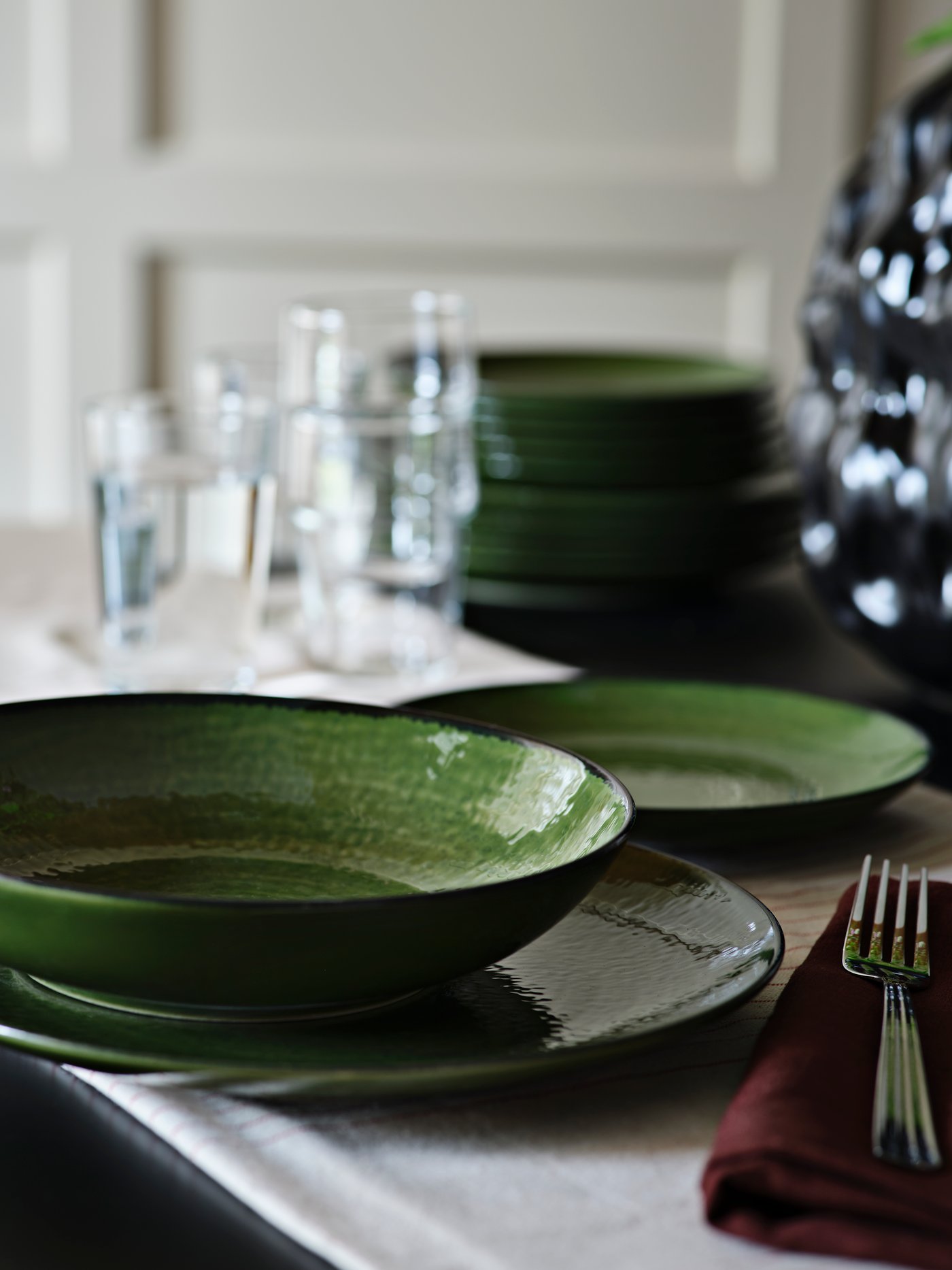 A green PELARKAKTUS plate in the dining room