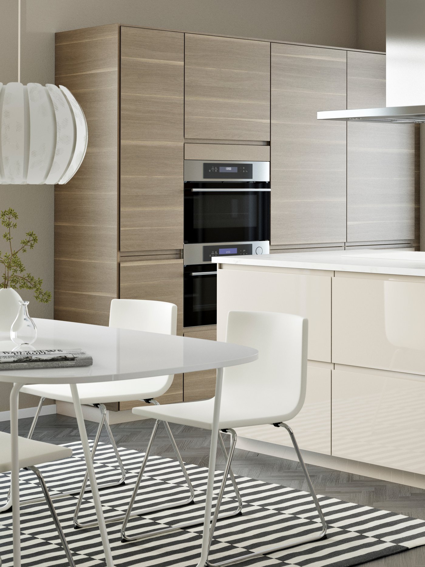 Wohnküche von IKEA mit OPPEBY Tisch und BERNHARD Stühlen. Die Kücheninsel hat glänzende beige Fronten aus der METOD Serie.