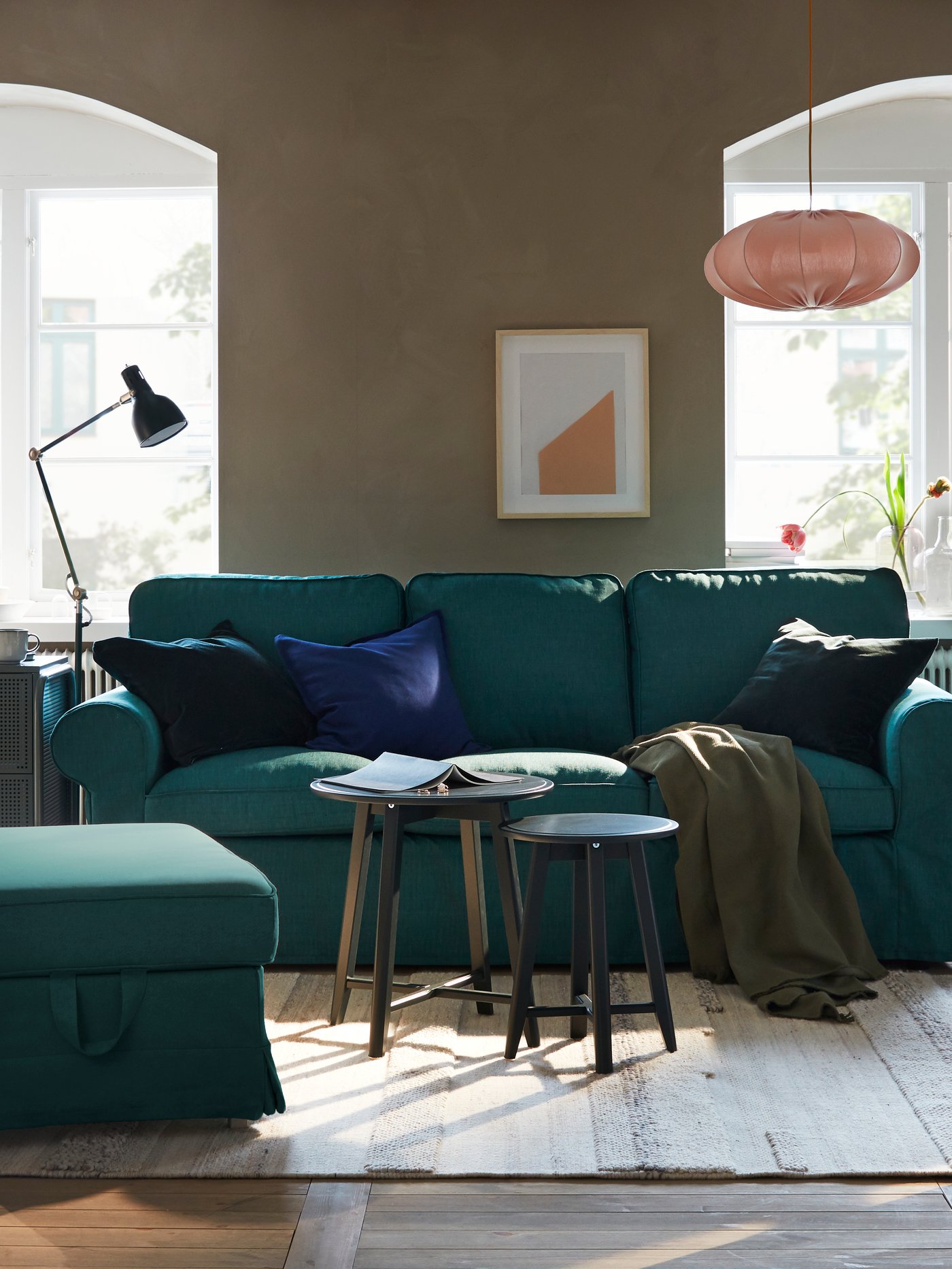 Een donkergroene EKTORP bank in een gekleurde woonkamer