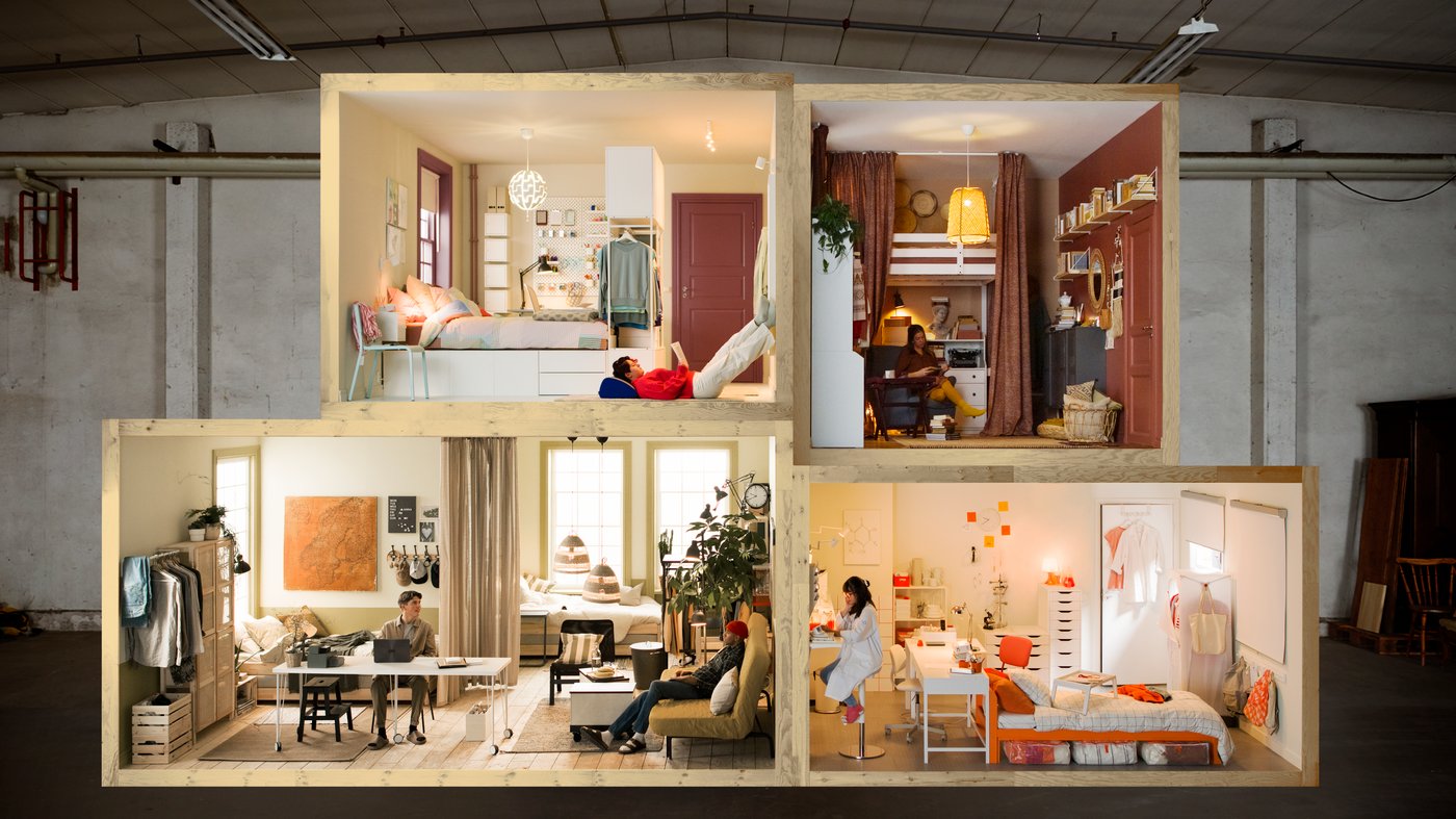 zu sehen sind 4 eingerichtete IKEA Räume in holz Boxen die aufeinander und nebeneinander Gestapelt und geschlichtet sind.