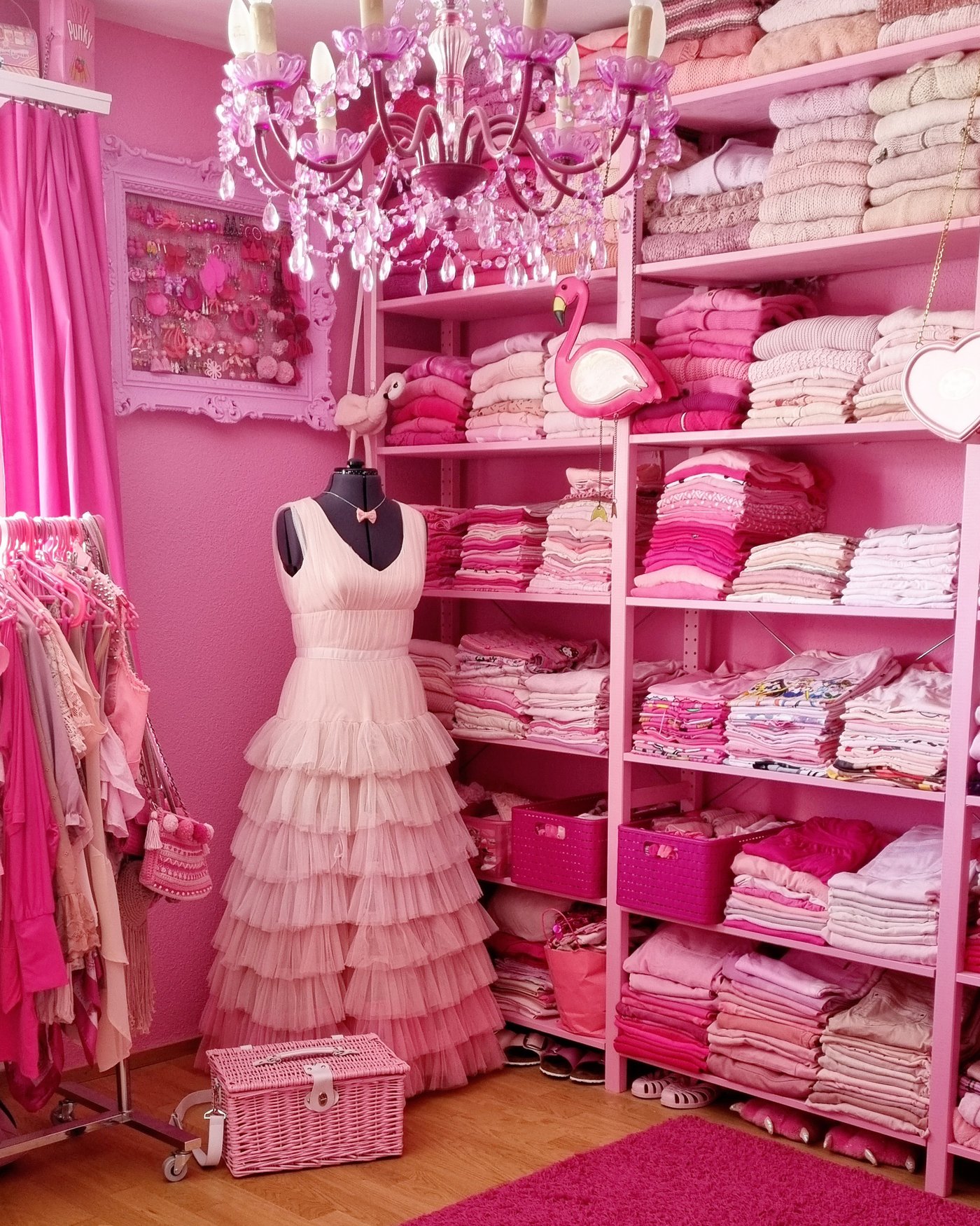 Une armoire IVAR peinte en rose et utilisée comme penderie.