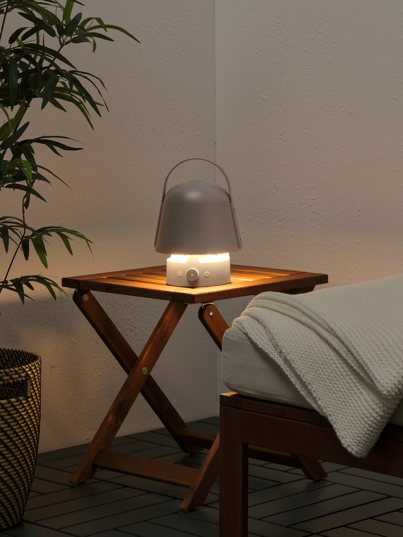 Una lampada altoparlante Bluetooth VAPPEBY da esterno/grigia.