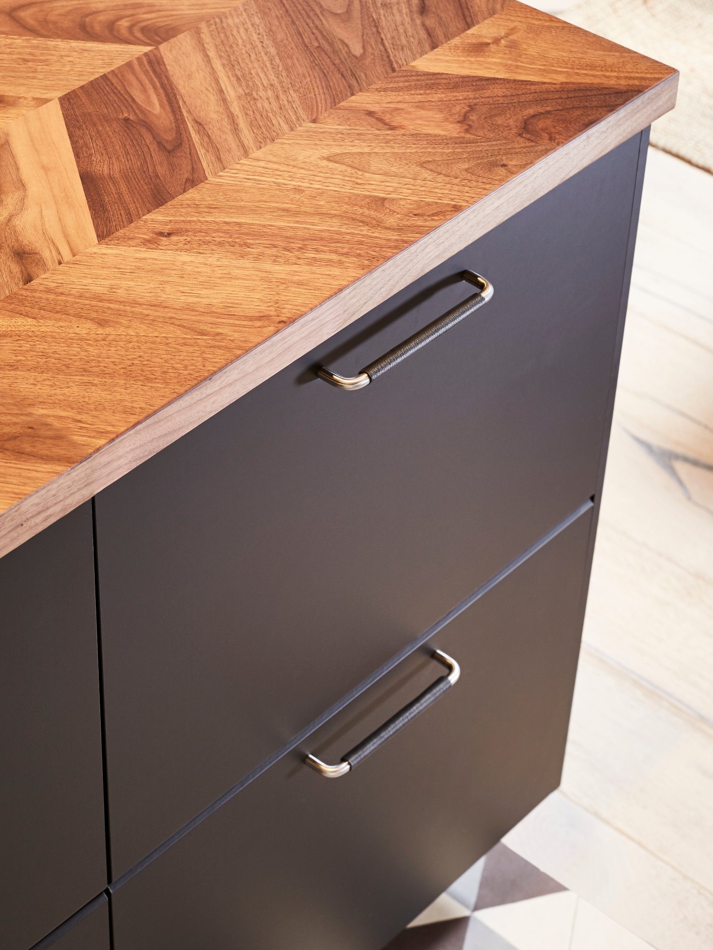 A stainless steel BAGGANÄS handle in the kitchen