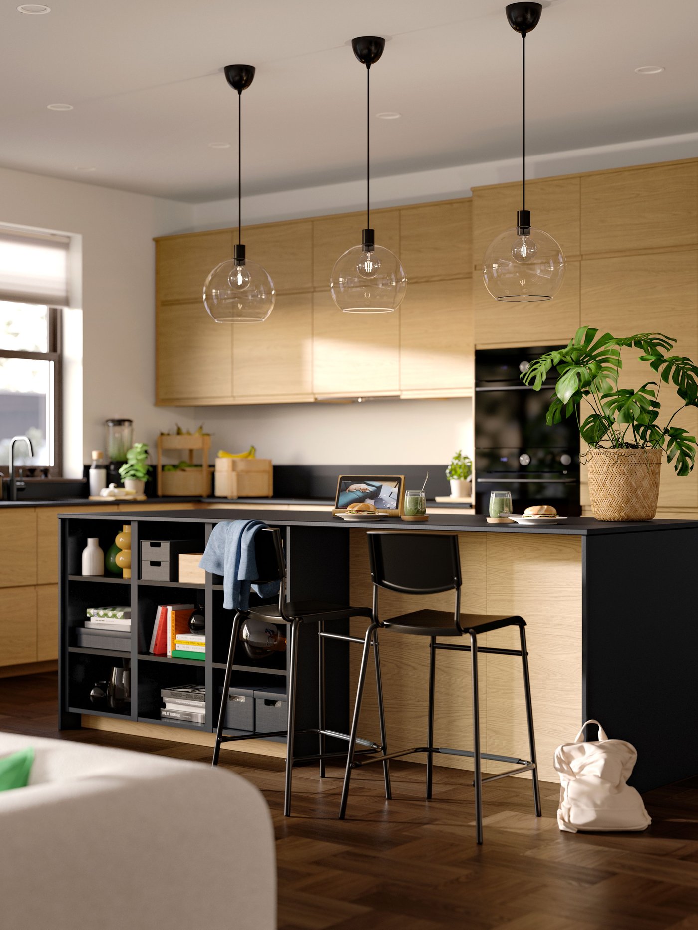 Un piano di lavoro su misura MÖCKLARP in porcellana ad alta pressione effetto pietra/nero opaco in cucina.