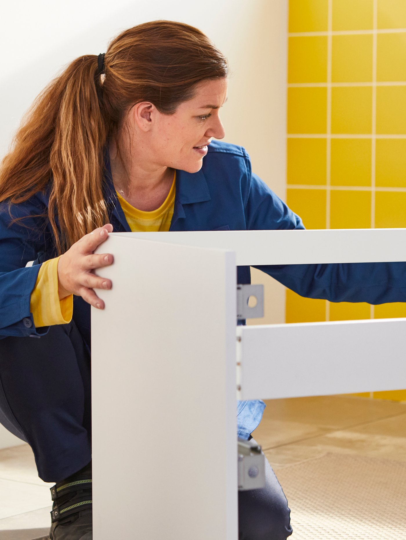 Una donna sta montando un mobile IKEA