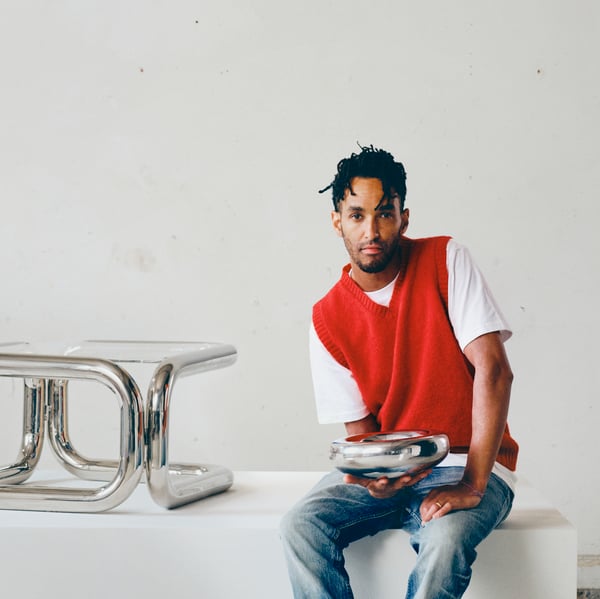La table d’appoint KONSTRUNDA conçue par le designer produit et mobilier Andu Masebo.
