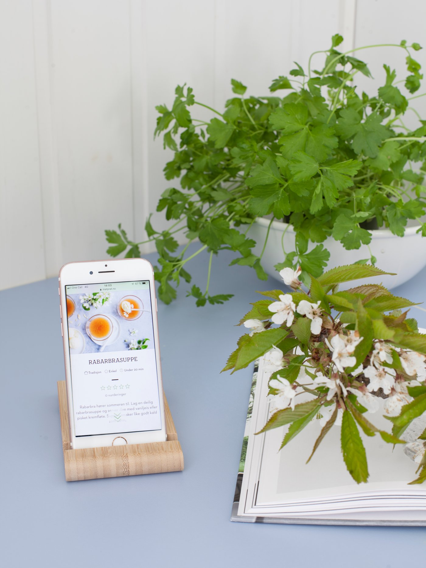 Følg madopskriften på mobilen ved at sætte den i en BERGENES holder. 