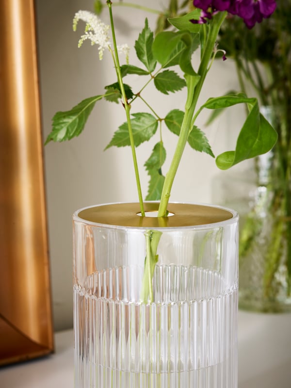 Eine Vase aus klarem Glas/mit Muster von KONSTFULL.