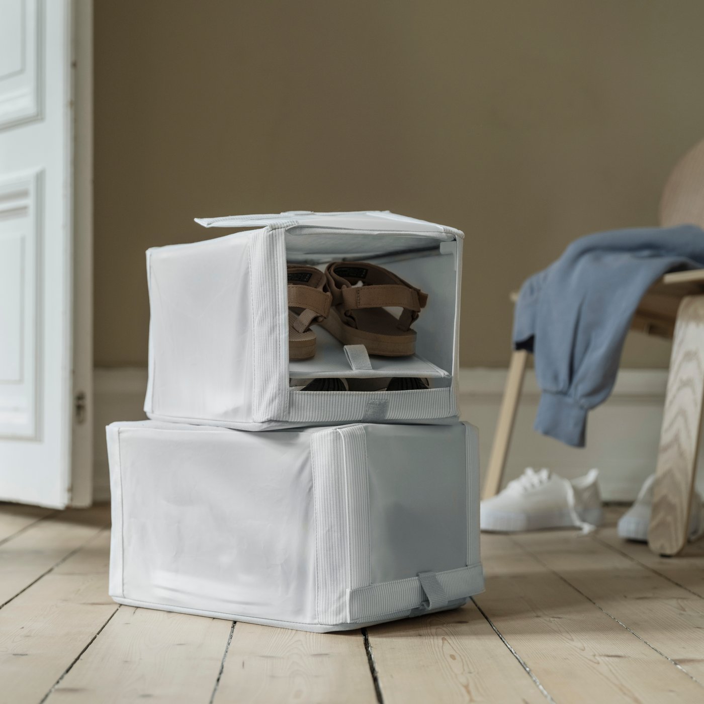 A fabric striped/white/grey HEMMAFIXARE shoe box