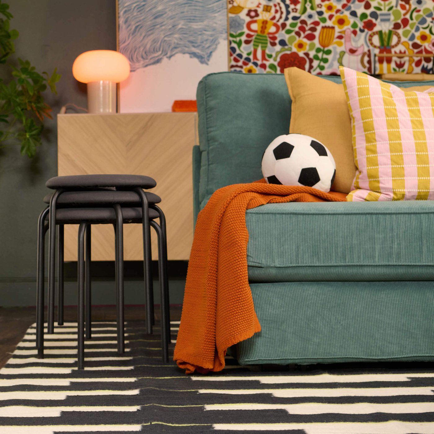 En fotball på en sofa. 