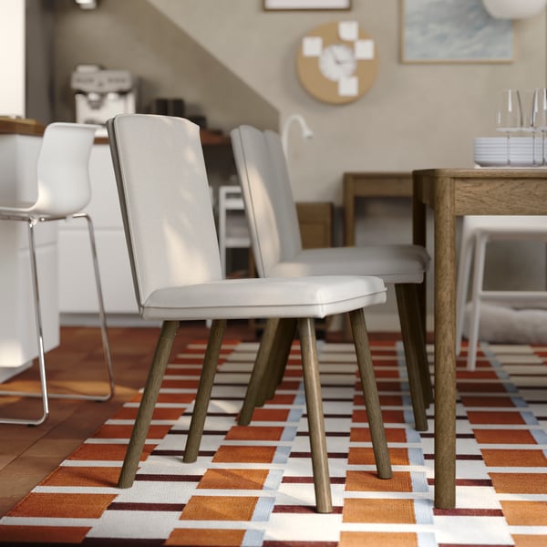 Hele söögituba, kus on pruuniks peitsitud tammespoonist TONSTAD-i pikendatav laud ja selle ümber mitu sobivat tooli.