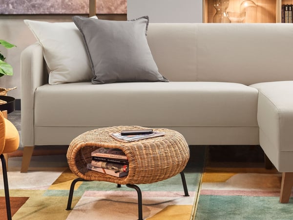 Un repose-pieds GAMLEHULT en rotin/anthracite avec rangement