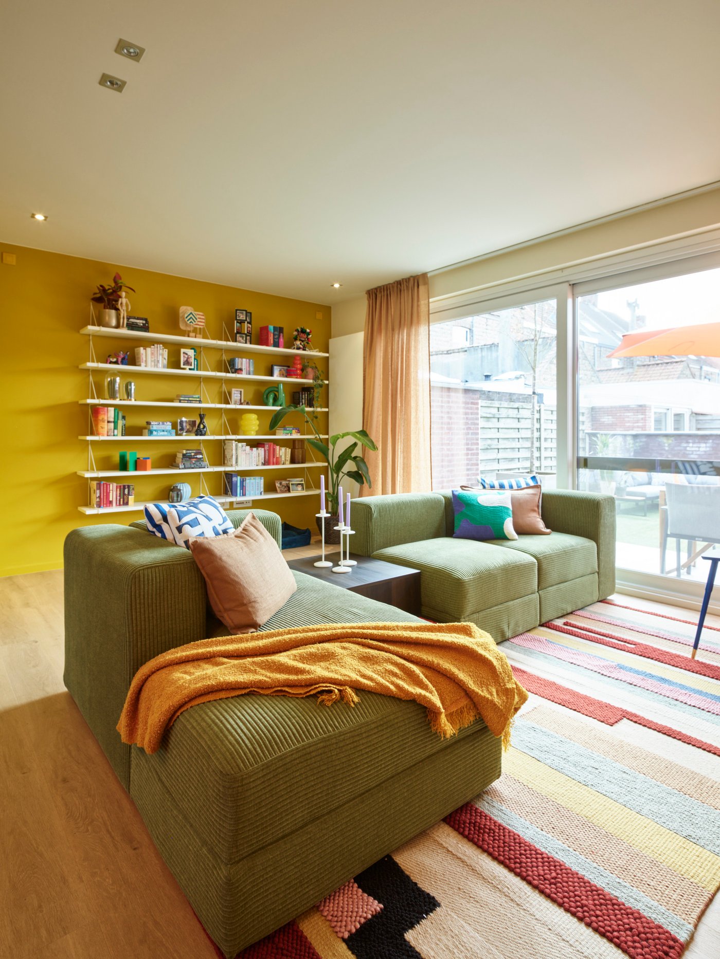 Een wit/witte PERSHULT wandplank