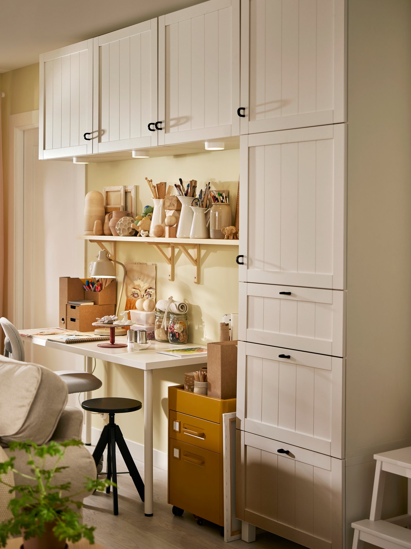 BESTÅ storage is mounted on the wall around a LAGKAPTEN / ADILS desk and two TRANHULT / SANDSHULT wall shelves.