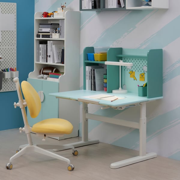 A turquoise/white tiltable BERGLÄRKA desk