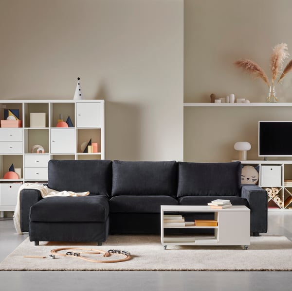 VIMLE sofa med tre sett med sjeselong, avbildet foran to KALLAX -hyller.