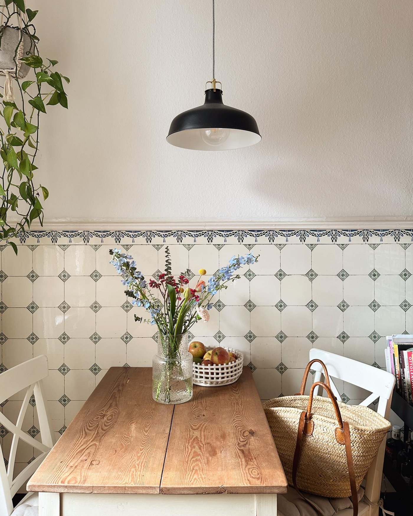 Un cojín de silla VIPPÄRT gris en la cocina