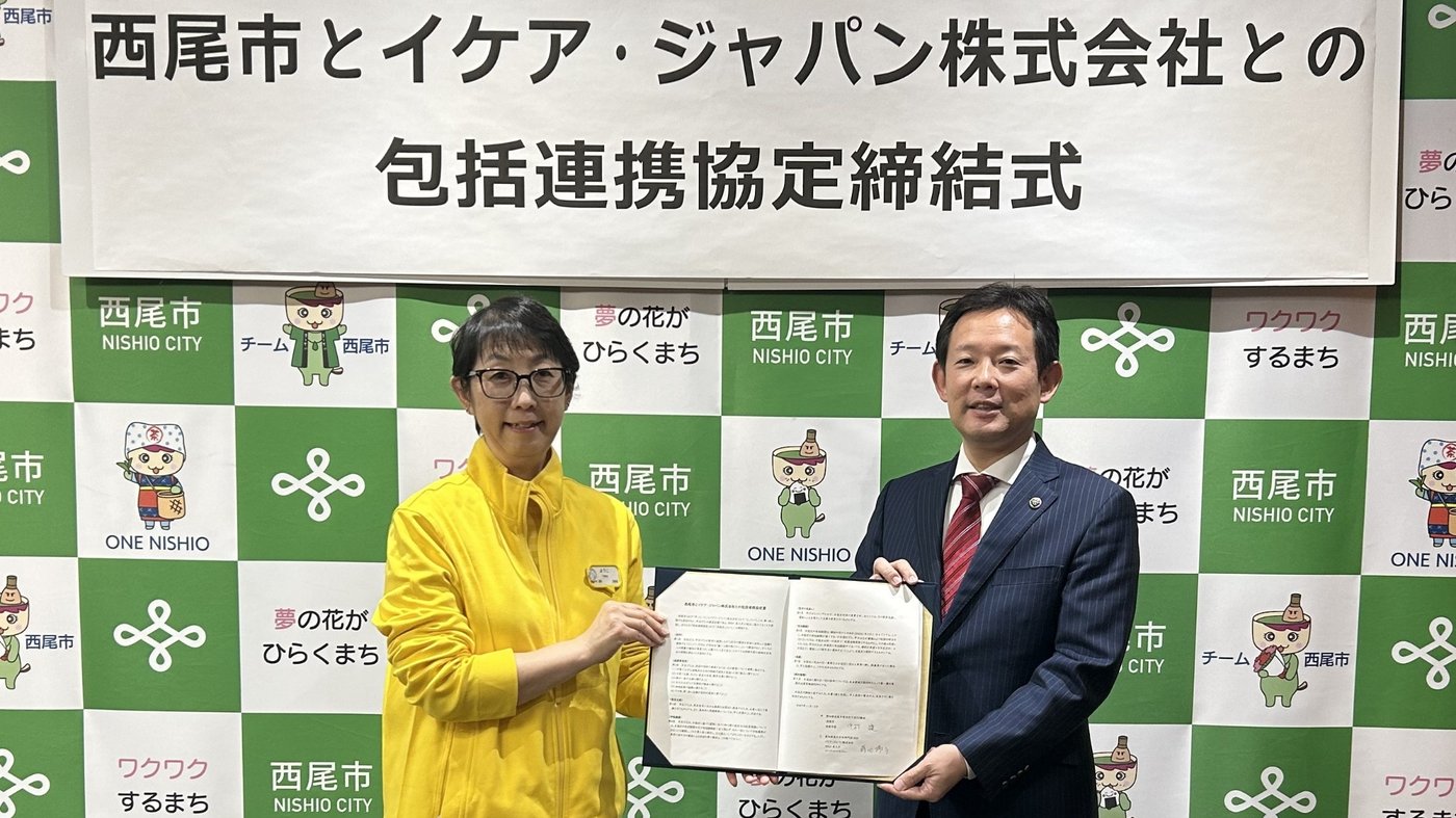 女性と男性が一緒に協定の証明の資料を持っている