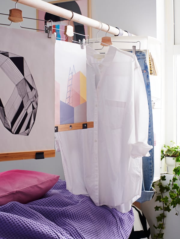 Un porte-affiche VISBÄCK en bambou dans la chambre sur une barre.