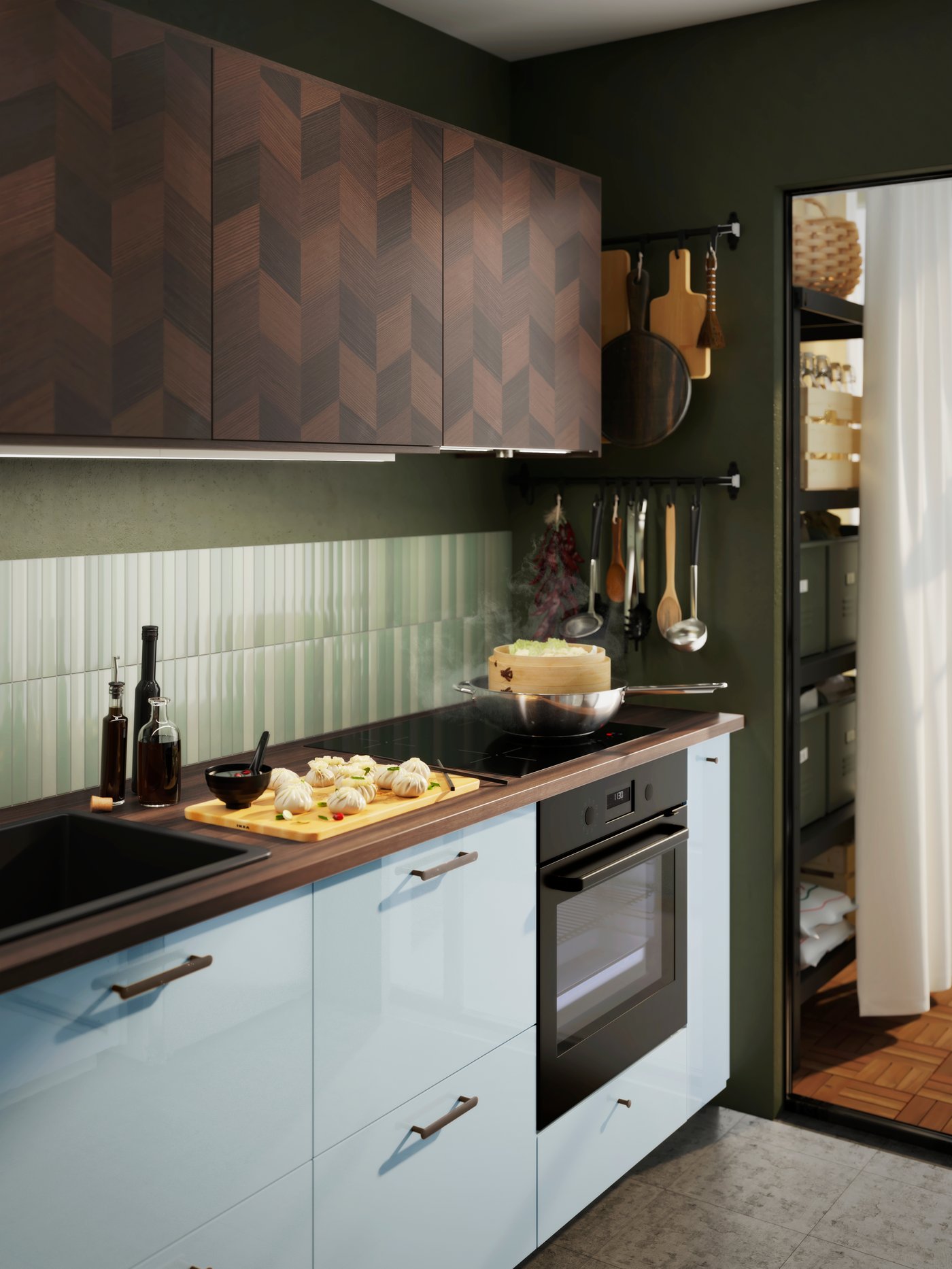 Una cocina con muebles blancos en la parte inferior. Los muebles de muro son del sistema METOD y combinan varios tonos de madera.