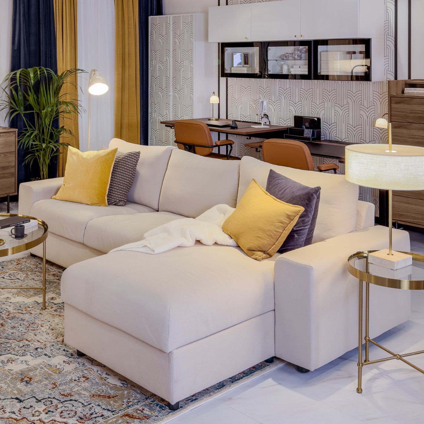 Beżowa sofa VIMLE z szezlongiem stojąca w pokoju dziennym.