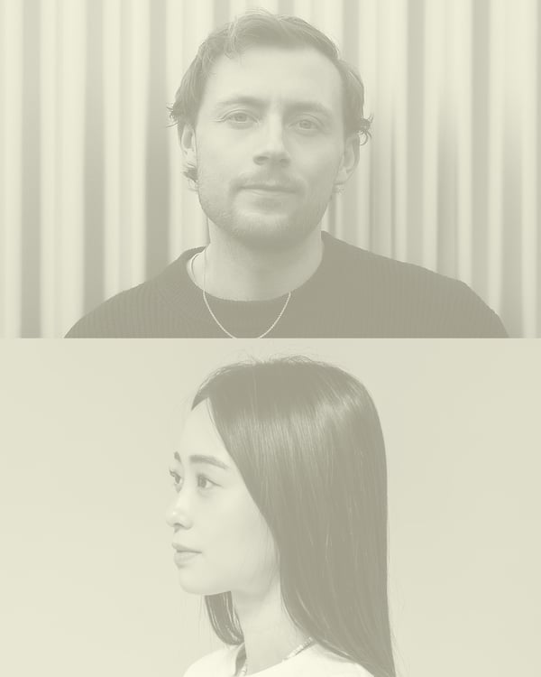 Ritratto in duotono di Oliver Lyttelton e Tina Choi, fotografati uno accanto all’altra.