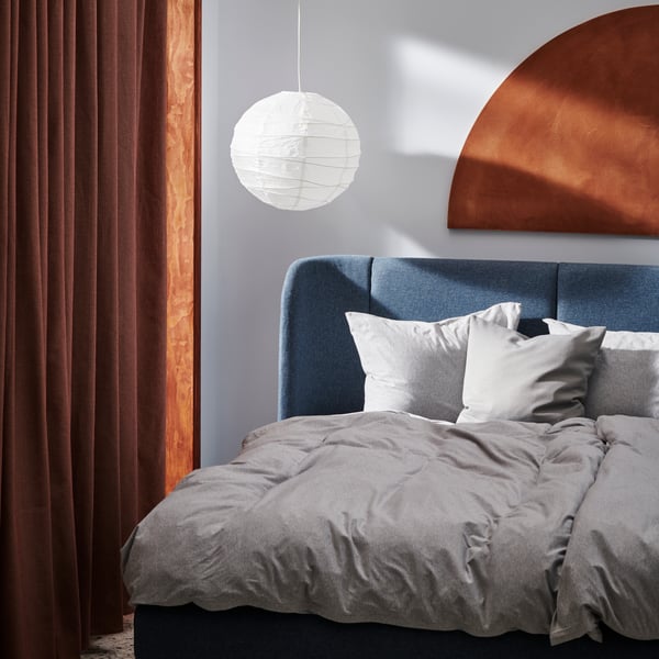 Lit avec une tête de lit bleu